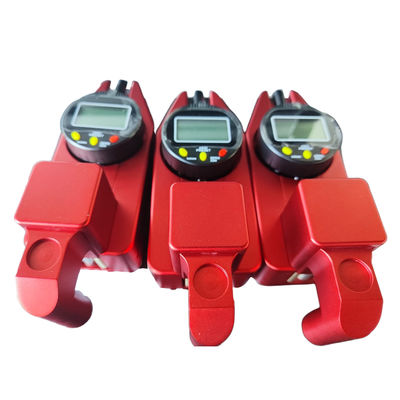 قياس دقيق لسمك علامات الطريق الحمراء بدقة 0.02 مم